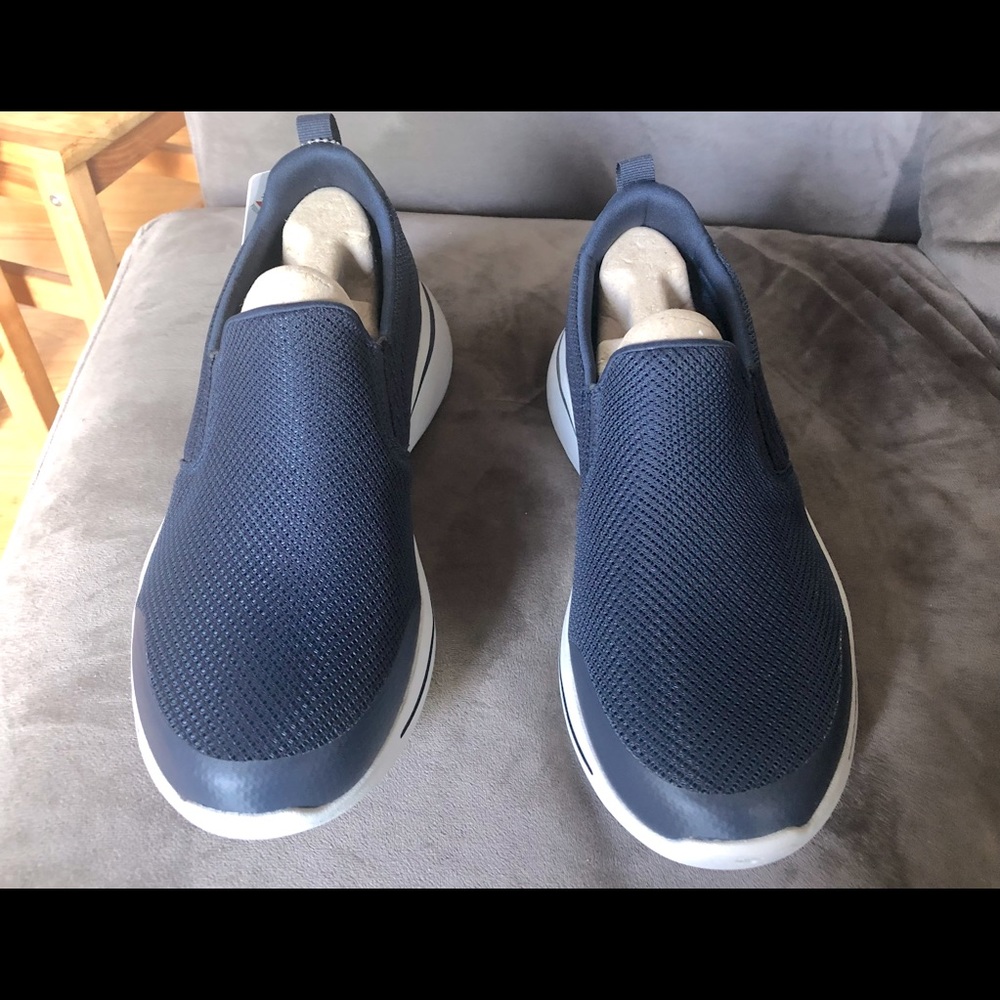Men’s Skechers Go Walk Wide Arch Fit in Navy , 9.5